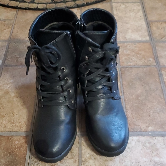 Boots - Picture 2 of 7